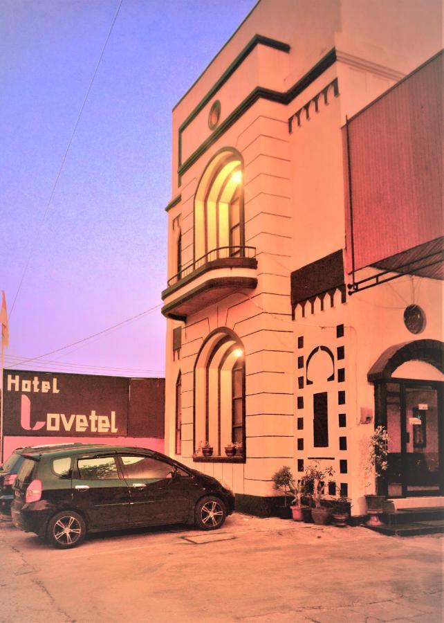 فندق Reddoorz Near Jalan Sudirman Padang المظهر الخارجي الصورة