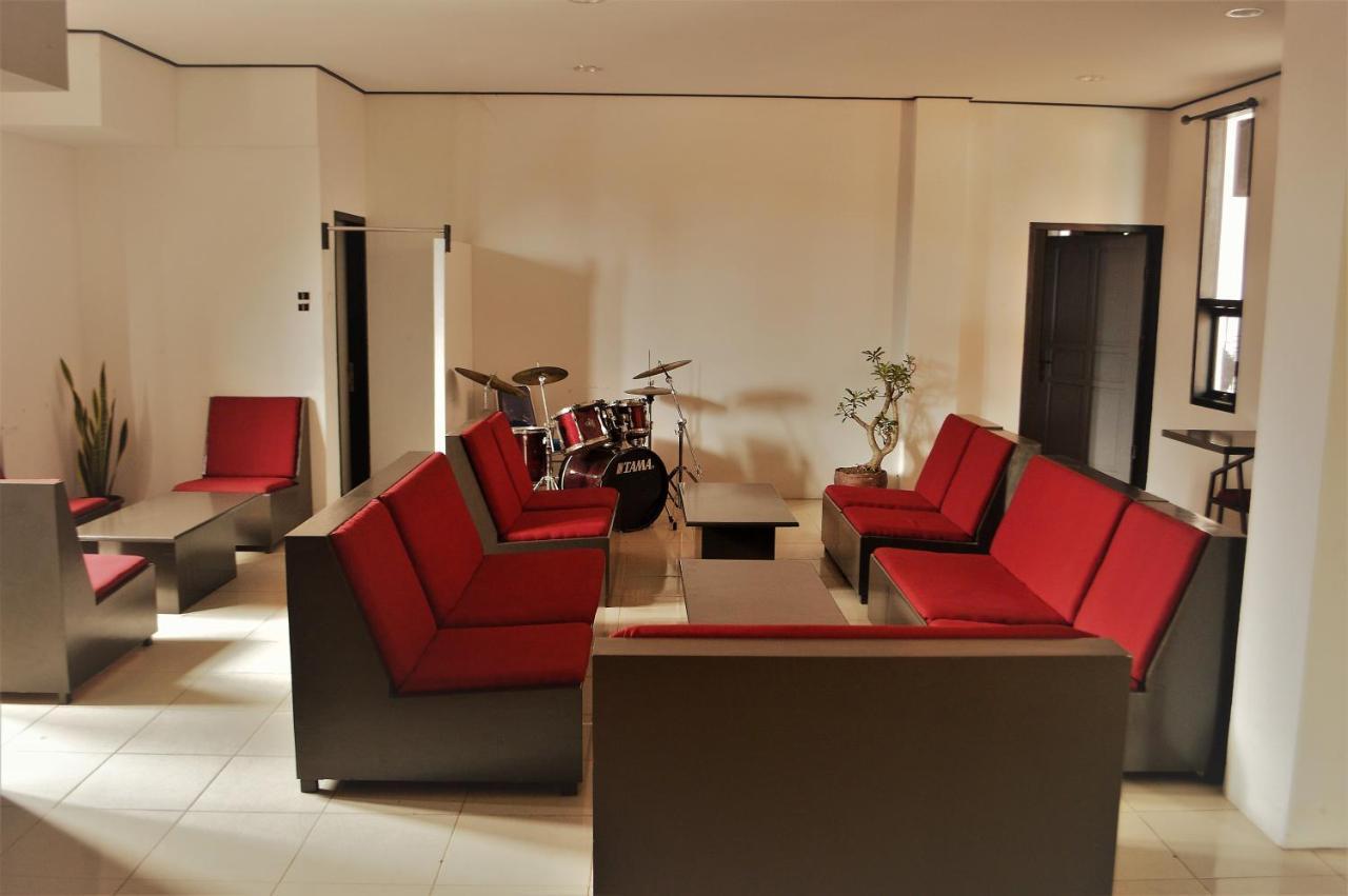 فندق Reddoorz Near Jalan Sudirman Padang المظهر الخارجي الصورة