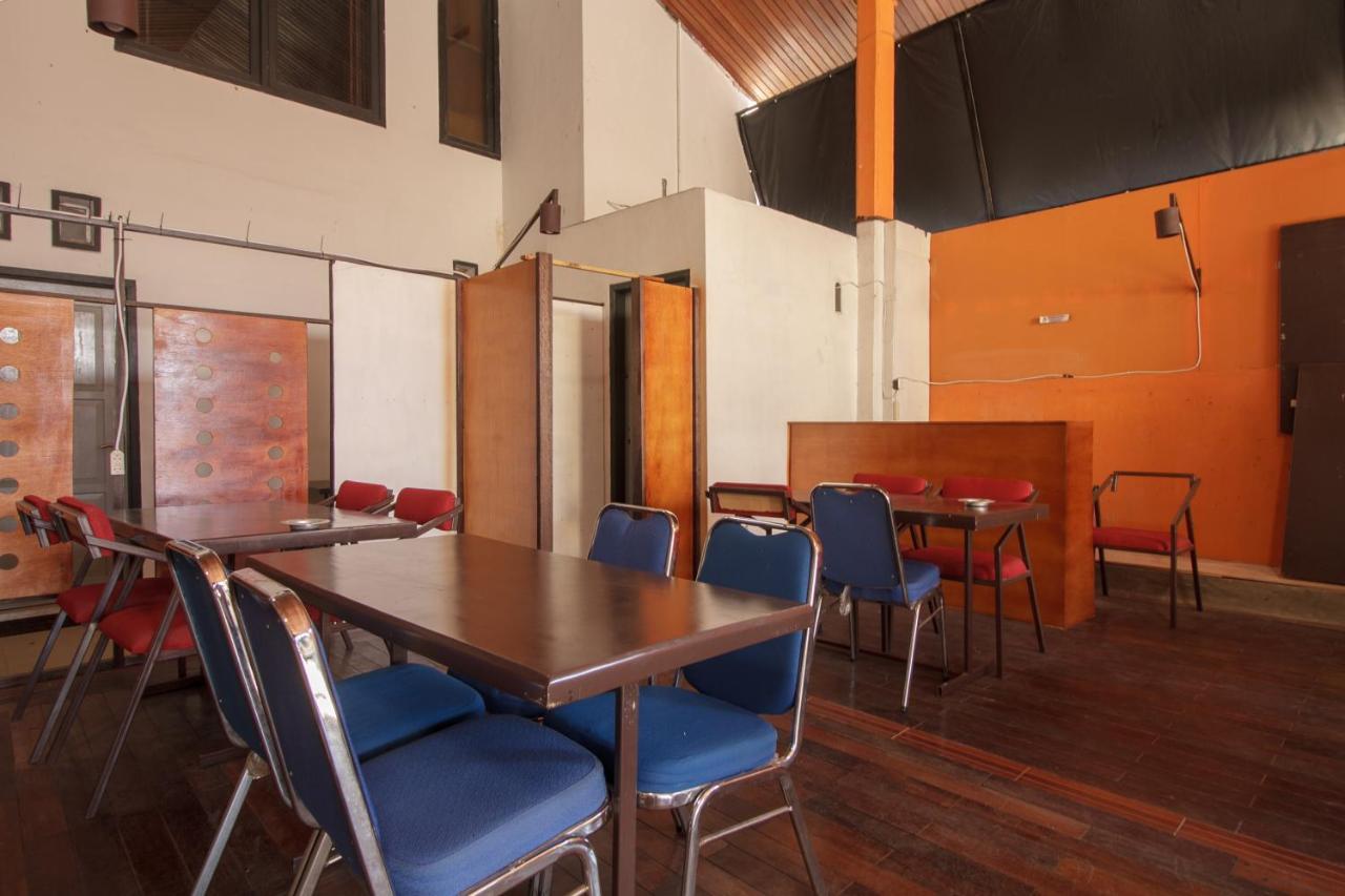 فندق Reddoorz Near Jalan Sudirman Padang المظهر الخارجي الصورة