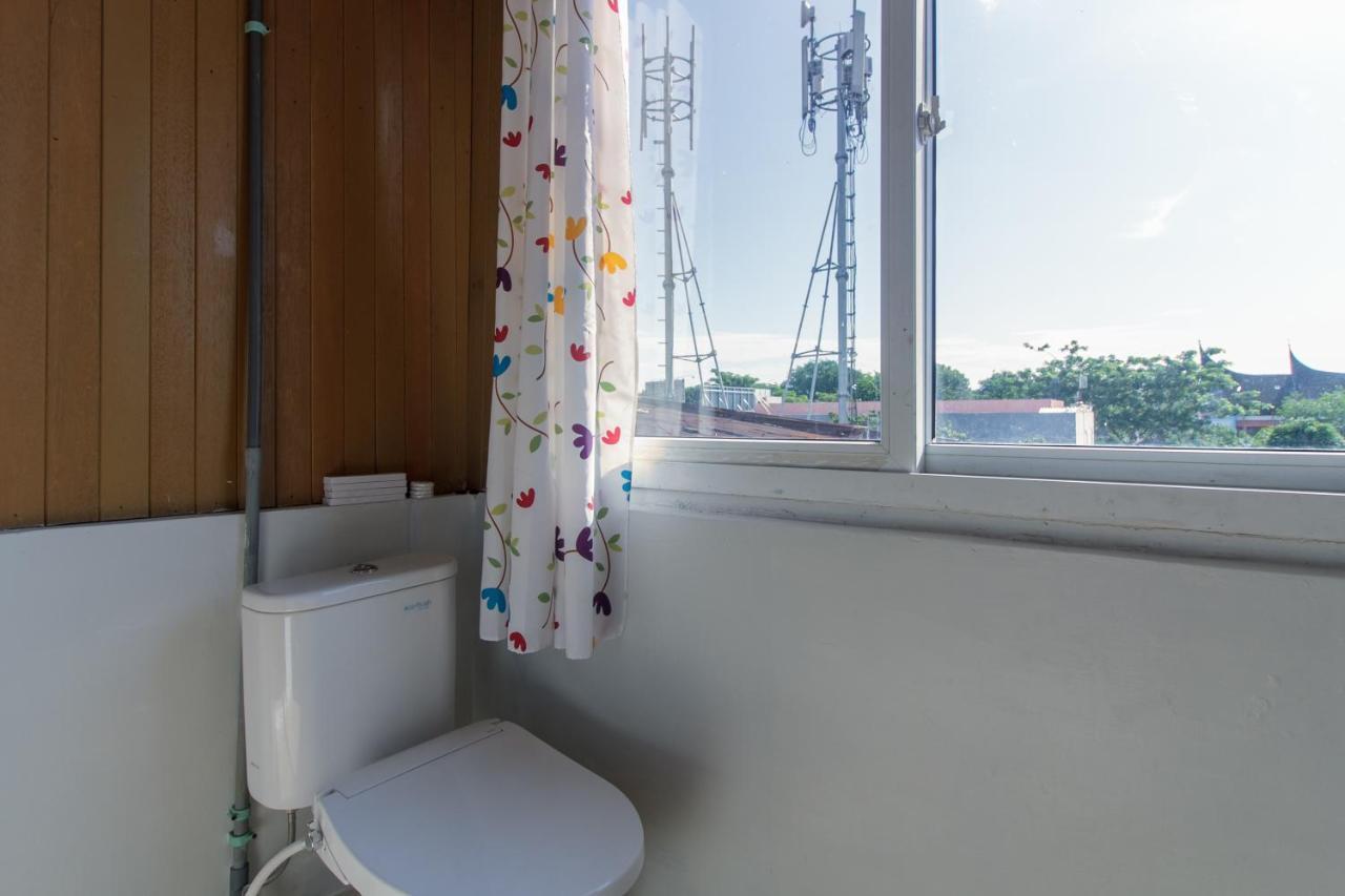 فندق Reddoorz Near Jalan Sudirman Padang المظهر الخارجي الصورة
