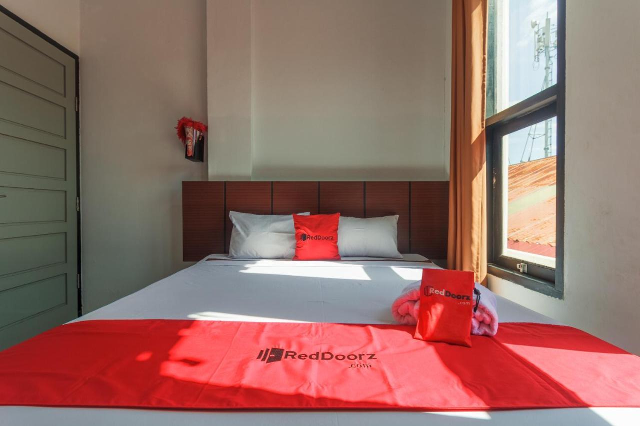 فندق Reddoorz Near Jalan Sudirman Padang المظهر الخارجي الصورة