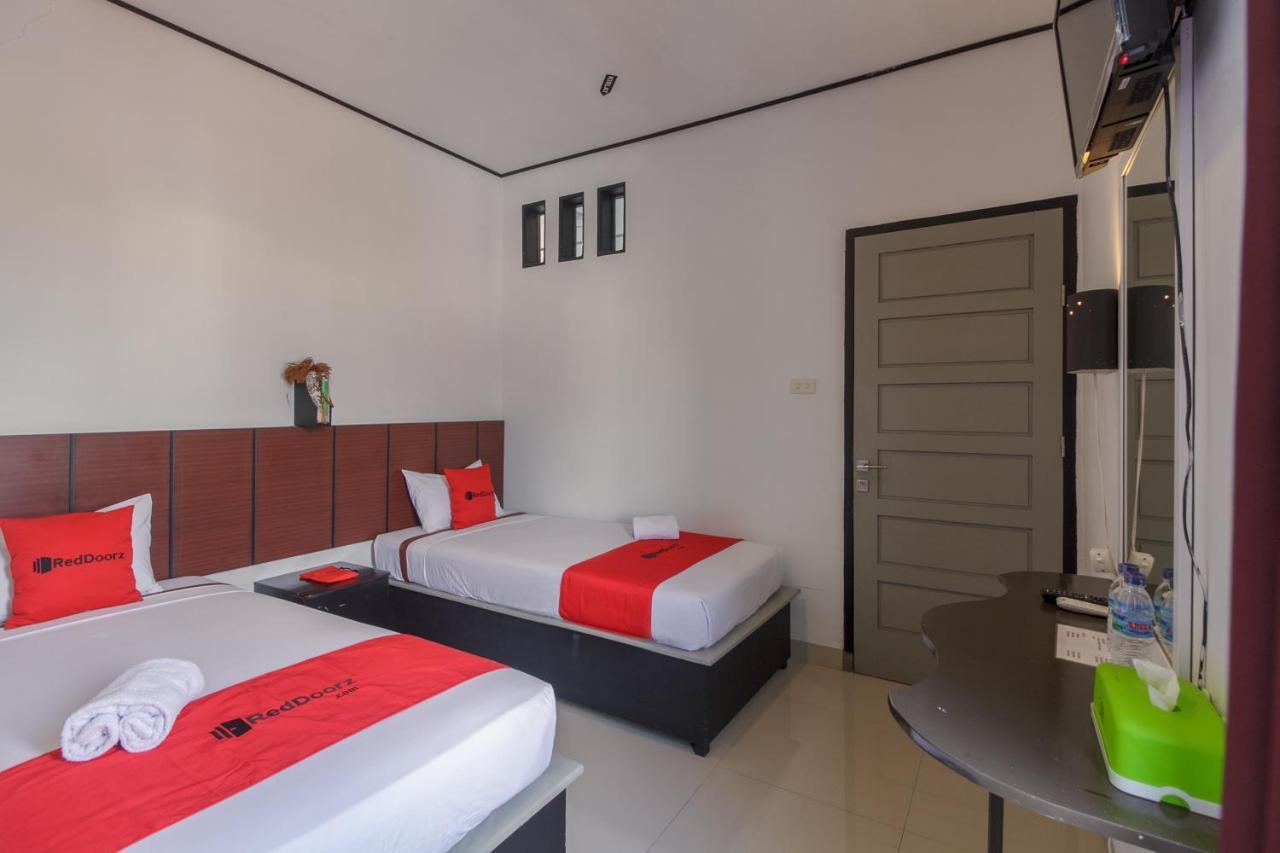 فندق Reddoorz Near Jalan Sudirman Padang المظهر الخارجي الصورة