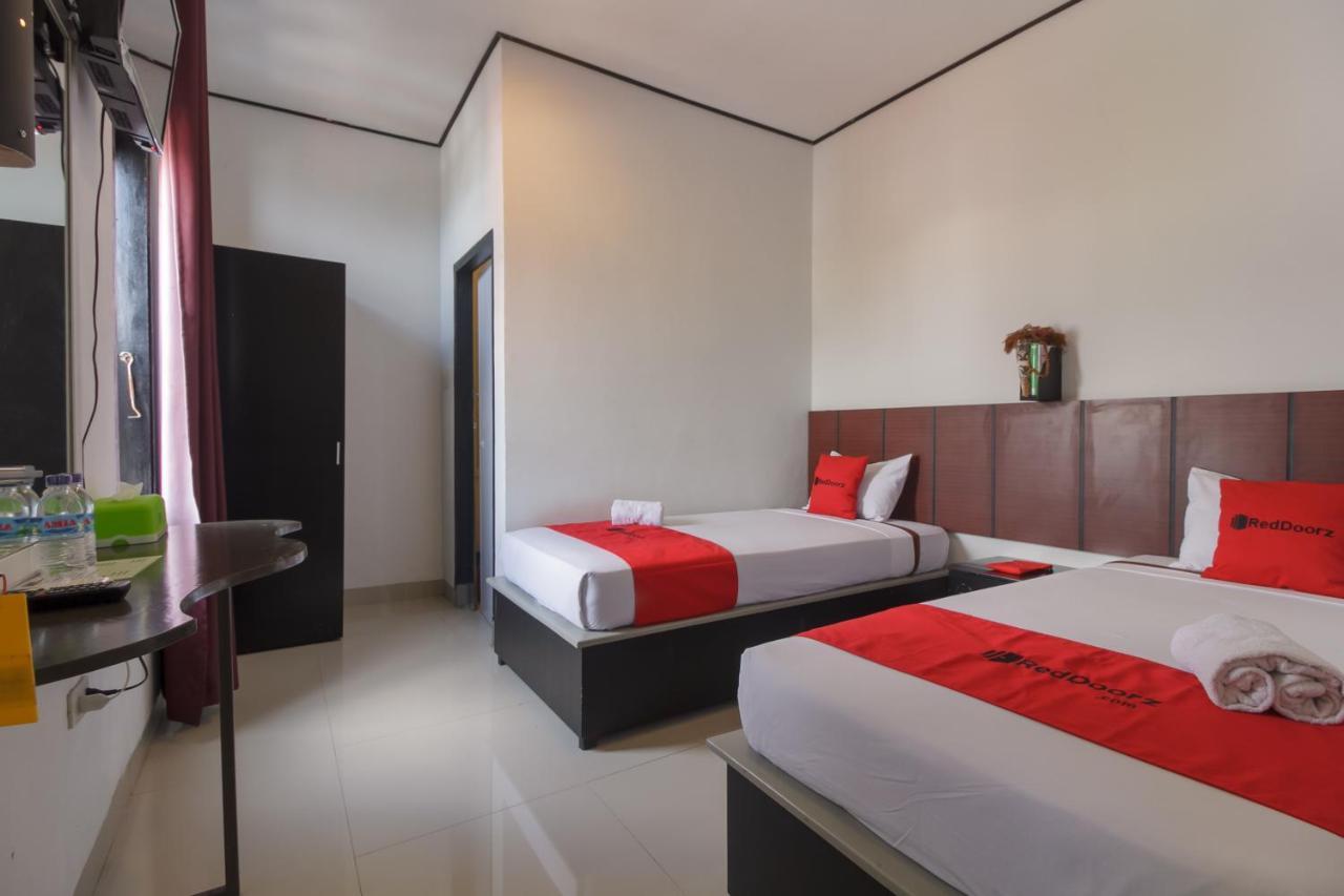 فندق Reddoorz Near Jalan Sudirman Padang المظهر الخارجي الصورة