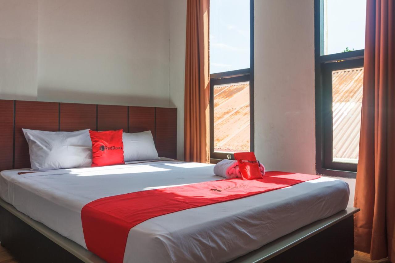 فندق Reddoorz Near Jalan Sudirman Padang المظهر الخارجي الصورة